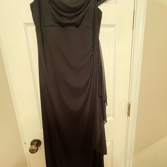 Full Length, Scoop Neck with Cap Sleeves Dress - Picture 3 of 4